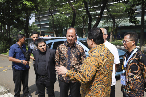 Menteri Perindustrian Agus Gumiwang didampingi Pemimpin Redaksi Arifin Asydhad meninjau mobil yang dipamerkan saat menghadiri kumparan New Energy Vehicle Summit 2025 di MGP Space, SCBD Park, Jakarta, Selasa (6/5/2025). Foto: Jamal Ramadhan/kumparan