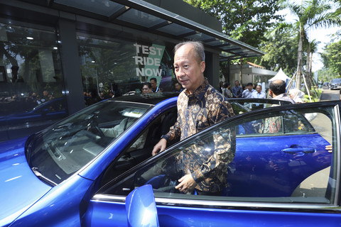 Menteri Perindustrian Agus Gumiwang mencoba salah satu kendaraan saat menghadiri kumparan New Energy Vehicle Summit 2025 di MGP Space, SCBD Park, Jakarta, Selasa (6/5/2025). Foto: Jamal Ramadhan/kumparan