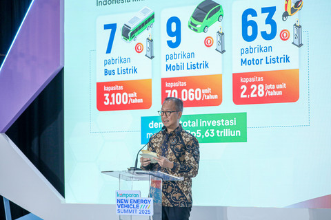 Menteri Perindustrian Agus Gumiwang memberikan keynote speech pada kumparan New Energy Vehicle Summit 2025 di MGP Space, SCBD Park, Jakarta, Selasa (6/5/2025). Foto: Syawal Febrian Darisman/kumparan