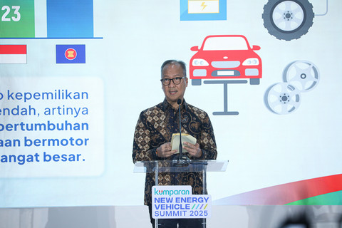 Menteri Perindustrian Agus Gumiwang memberikan keynote speech pada kumparan New Energy Vehicle Summit 2025 di MGP Space, SCBD Park, Jakarta, Selasa (6/5/2025). Foto: Syawal Febrian Darisman/kumparan