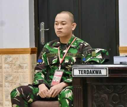 Oknum prajurit TNI AL Kelasi Satu Jumran di Pengadilan Militer I-06 Banjarmasin, Kota Banjarbaru, Kalimantan Selatan, Senin (5/5/2025). Dok: Tumpal Andani Aritonang/Antara