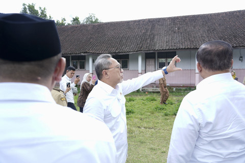 Menteri Koordinator Bidang Pangan Zulkifli Hasan (Zulhas) mengecek bangunan terbengkalai untuk menjadi Koperasi Desa (Kopdes) Merah Putih. Foto: Istimewa