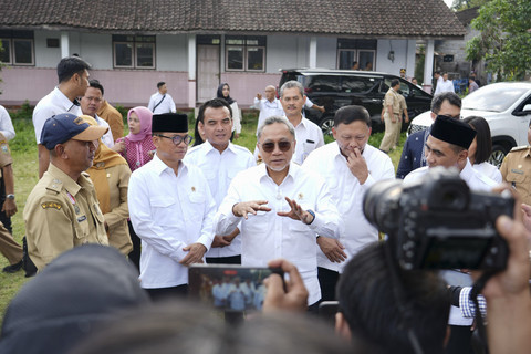 Menteri Koordinator Bidang Pangan Zulkifli Hasan (Zulhas) mengecek bangunan terbengkalai untuk menjadi Koperasi Desa (Kopdes) Merah Putih. Foto: Istimewa