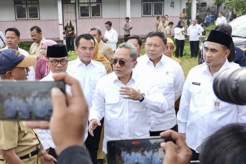 Menteri Koordinator Bidang Pangan Zulkifli Hasan (Zulhas) mengecek bangunan terbengkalai untuk menjadi Koperasi Desa (Kopdes) Merah Putih. Foto: Istimewa