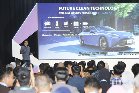 Head of Public Relation PT Toyota-Asta Motor Philardi Ogi menjadi pembicara pada kumparan New Energy Vehicle Summit 2025 di MGP Space, SCBD Park, Jakarta, Selasa (6/5/2025). Foto: Jamal Ramadhan/kumparan