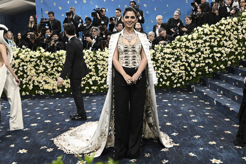 Artis Isha Ambani berpose saat Met Gala 2025 di di Metropolitan Museum, New York, Amerika Serikat, Senin (5/5/2025). Foto: Evan Agostini/Invision/AP