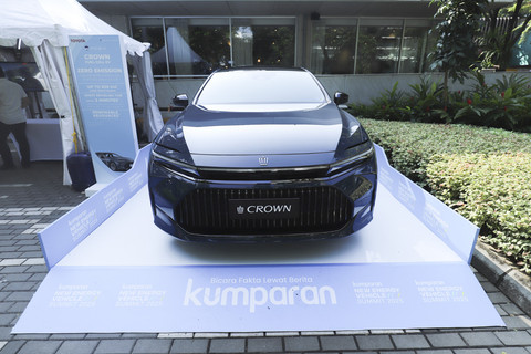 Tampilan Toyota Crown saat dipamerkan pada kumparan New Energy Vehicle Summit 2025 di MGP Space, SCBD Park, Jakarta, Selasa (6/5/2025). Foto: Jamal Ramadhan/kumparan