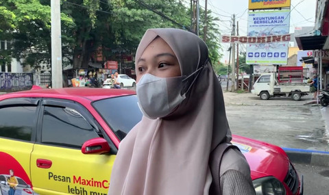 Siti, warga Bekasi mendatangi Kantor WorldCoin di Jalan Ir H. Juanda di Bekasi, Selasa (6/5). dok kumparan