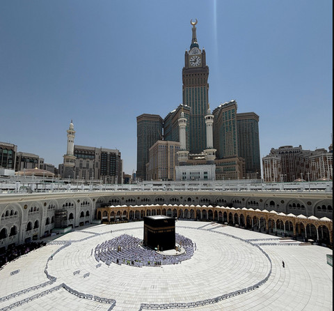 Jemaah haji yang telah tiba di Makkah melaksanakan salat Jumat di Masjidil Haram, 2 Mei 2025. Foto: X/@makkahregion