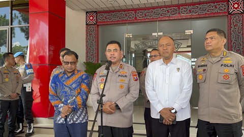 Kapolda Sumut Irjen Pol Whisnu Februanto menyampaikan penonaktifan Kapolres Belawan AKBP Oloan Siahaan dalam rangka pemeriksaan kasus diserang puluhan pemuda di Polda Sumut pada Selasa (6/5/2025). Foto: Tri Vosa Fabiola Ginting/kumparan