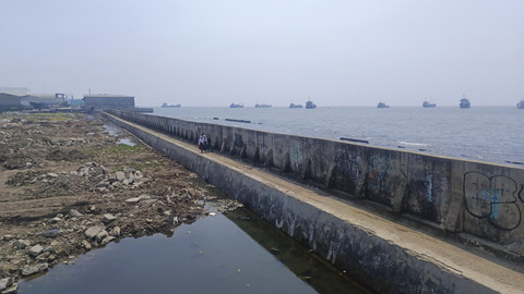 Area tanggul yang berada di tanah milik Pelindo, di baliknya ada Masjid Waladuna yang kini terkenal sebagai Masjid Tenggelam, Muara Baru, Penjaringan, Jakut (6/5/2025). Foto: Thomas Bosco/kumparan