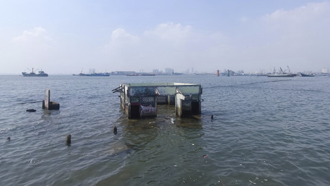 Kawasan laut di balik tanggul setinggi 4 meter. Terlihat Masjid 'Tenggelam' Waladuna, Muara Baru, Penjaringan, Jakarta Utara, Selasa (6/5/2025). Foto: Thomas Bosco/kumparan