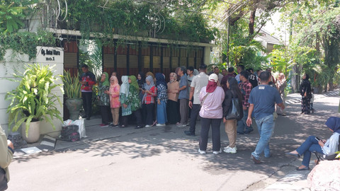 Masyarakat antre di depan rumah Jokowi di Jalan Kutai Utara, Banjarsari, Solo, Senin (5/5/2025). Foto: Dok. kumparan
