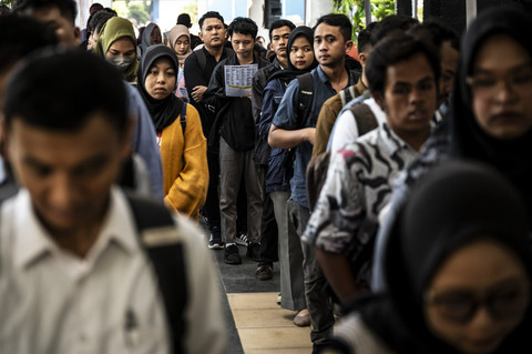 Pencari kerja antre mencari informasi lowongan pekerjaan dalam bursa lowongan kerja Naker Fest Kota Semarang 2025 di Kantor BBVP Semarang, Pedurungan, Semarang, Jawa Tengah, Selasa (6/5/2025). Foto: Aprillio Akbar/ANTARA FOTO