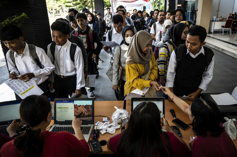 Pencari kerja antre mencari informasi lowongan pekerjaan dalam bursa lowongan kerja Naker Fest Kota Semarang 2025 di Kantor BBVP Semarang, Pedurungan, Semarang, Jawa Tengah, Selasa (6/5/2025). Foto: Aprillio Akbar/ANTARA FOTO