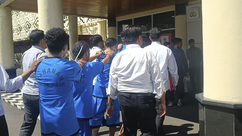 Sejumlah pelaku perusakan mobil patroli saat momen May Day di Bandung, digelandang polisi, dihadirkan dalam konferensi pers di Mapolda Jabar, Selasa (6/5/2025). Foto: Robby Bouceu/kumparan