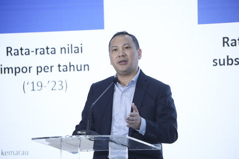 Deputi Bidang Infrastruktur Kemenko IPK M. Rachmat Kaimuddin memberikan keynote speech pada kumparan New Energy Vehicle Summit 2025 di MGP Space, SCBD Park, Jakarta, Selasa (6/5/2025). Foto: Syawal Darisman/kumparan