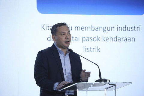 Deputi Bidang Infrastruktur Kemenko IPK M. Rachmat Kaimuddin memberikan keynote speech pada kumparan New Energy Vehicle Summit 2025 di MGP Space, SCBD Park, Jakarta, Selasa (6/5/2025). Foto: Syawal Darisman/kumparan