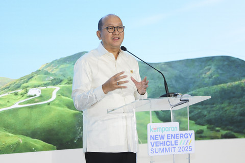 Menteri Investasi dan Hilirisasi Rosan Roeslani memberikan keynote speech pada kumparan New Energy Vehicle Summit 2025 di MGP Space, SCBD Park, Jakarta, Selasa (6/5/2025).   Foto: Jamal Ramadhan/kumparan