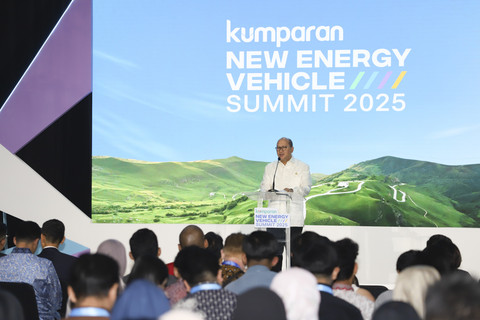Menteri Investasi dan Hilirisasi Rosan Roeslani memberikan keynote speech pada kumparan New Energy Vehicle Summit 2025 di MGP Space, SCBD Park, Jakarta, Selasa (6/5/2025). Foto: Jamal Ramadhan/kumparan