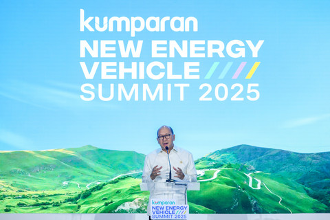 Menteri Investasi dan Hilirisasi Rosan Roeslani memberikan keynote speech pada kumparan New Energy Vehicle Summit 2025 di MGP Space, SCBD Park, Jakarta, Selasa (6/5/2025). Foto: Syawal Febrian Darisman/kumparan
