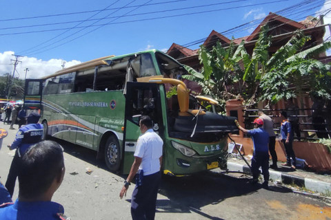 Penampakan bus milik perusahaan otobus (PO) Antar Lintas Sumatera (ALS) yang kecelakaan di Kota Padang Panjang, Sumatera Barat (Sumbar), Selasa (6/5/2025). Foto: Dok. Basarnas Padang