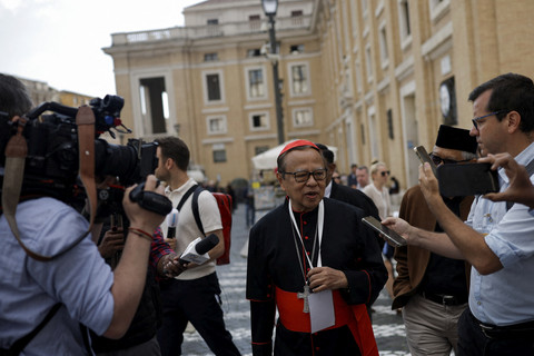 Kardinal Indonesia Ignatius Suharyo menjawab pertanyaan wartawan saat tiba untuk mengikuti konklaf pemilihan Paus di Vatikan, Senin (5/5/2025). Foto: Amanda Perobelli/Reuters