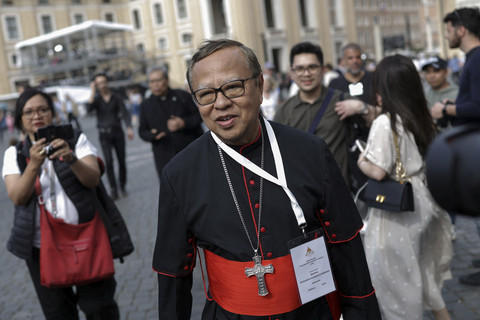 Kardinal Indonesia Ignatius Suharyo berjalan saat tiba untuk mengikuti konklaf pemilihan Paus di Vatikan, Senin (5/5/2025). Foto: Murad Sezer/Reuters