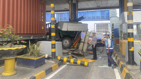 Truk bermuatan alumunium foil dengan nopol L 8002 UCC menabrak gardu Tol Waru, Sidoarjo, pada Selasa (6/5/2025). Foto: Dok. PJR Ditlantas Polda Jatim