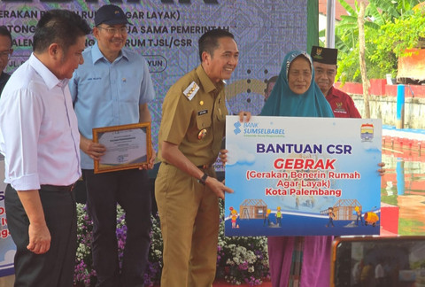Wali Kota Palembang, Ratu Dewa, menyerahkan secara simbolis bantuan CSR Bank Sumsel Babel dalam program GEBRAK. (ist)