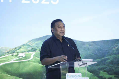 Anggota DPR RI sekaligus Ketua Liga Parlemen Indonesia-Jepang Rachmat Gobel memberikan keynote speech pada kumparan New Energy Vehicle Summit 2025 di MGP Space, SCBD Park, Jakarta, Selasa (6/5/2025). Foto: Syawal Darisman/kumparan