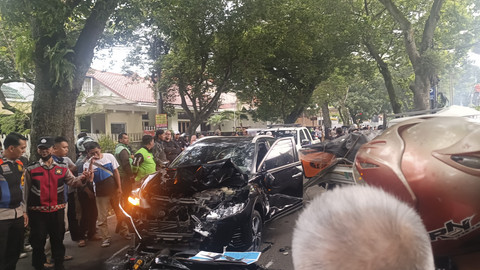 Lokasi kecelakaan beruntun di Jalan Anggrek, Bandung Wetan, Kota Bandung, pada Selasa (6/5/2025). Foto: Robby Bouceu/kumparan