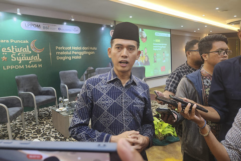 Asrorun Niam Sholeh, ketua MUI Bidang Fatwa saat di acara festival Syawal 1446 H dengan tema "Perkuat Halal dari Hulu melalui Penggilingan Daging Halal" yang digelar di Hotel Gren Alia Jakarta, Selasa (6/5/2025). Foto: Ela Nurlaela/kumparan