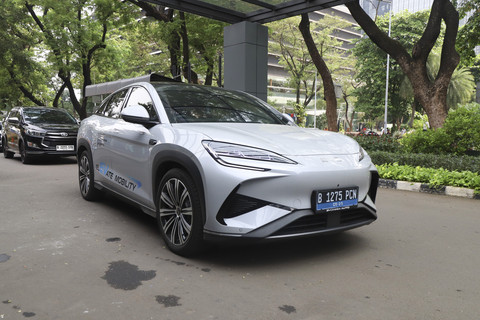 Peserta menjajal mobil listrik BYD Sealion 7 saat menghadiri kumparan New Energy Vehicle Summit 2025 di MGP Space, SCBD Park, Jakarta, Selasa (6/5/2025). Foto: Iqbal Firdaus/kumparan