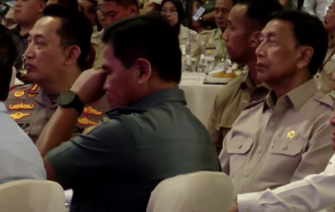 Kapolri Jenderal Listyo Sigit (kiri) semeja dengan penasihat khusus presiden, Jenderal Purn Wiranto, dalam halalbihalal purnawirawan TNI, Selasa (6/5/2025). Foto: Dok Setpres
