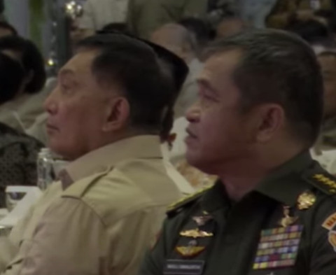 Menhan Sjafrie Sjamsuddin (kiri) dan KSAD Jenderal Maruli Simanjuntak di acara halalbihalal purnawirawan TNI AD, Selasa (6/5/2025). Foto: Dok. Biro Setpres