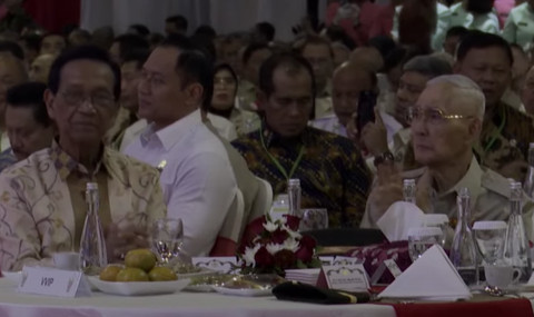 Sultan HB X (kiri) dan mantan Wapres Try Sutrisno di acara halalbihalal purnawirawan TNI AD, Selasa (6/5/2025). Foto: Youtube/ @Setpres RI