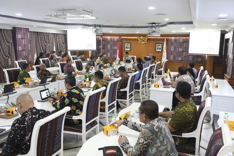 Mensos Saifullah Yusuf (Gus Ipul) memimpin rapat kerja bersama tim formatur Sekolah Rakyat, Selasa (6/05/2025). Foto: Dok. Kemensos