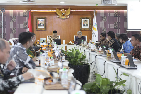 Mensos Saifullah Yusuf (Gus Ipul) memimpin rapat kerja bersama tim formatur Sekolah Rakyat, Selasa (6/05/2025). Foto: Dok. Kemensos