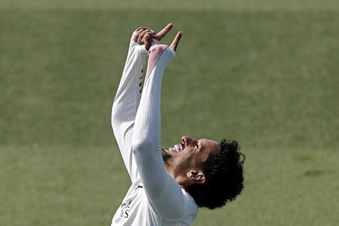 Pemain Paris Saint Germain Marquinhos berselebrasi saat mengikuti sesi latihan jelang pertandingan leg kedua Liga Champions melawan Arsenal di Paris St Germain Training Centre, Poissy, Prancis, Selasa (6/5/2025). Foto: Benoit Tessier/Reuters