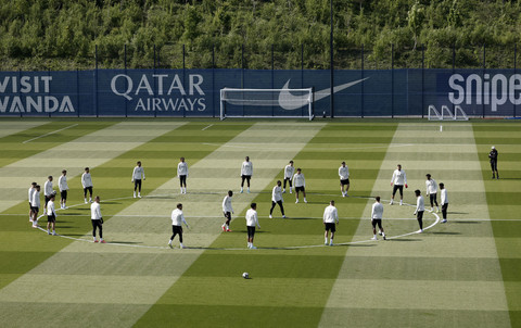 Sejumlah pemain Paris Saint Germain melalukan pemanasan saat sesi latihan jelang pertandingan leg kedua Liga Champions melawan Arsenal di Paris St Germain Training Centre, Poissy, Prancis, Selasa (6/5/2025). Foto: Benoit Tessier/Reuters