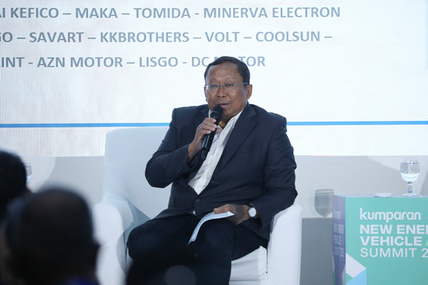 Ketua Umum Asosiasi Kendaraan Motor Listrik Indonesia (Aismoli) Budi Setiyadi menjadi pembicara pada kumparan New Energy Vehicle Summit 2025 di MGP Space, SCBD Park, Jakarta, Selasa (6/5/2025). Foto: Syawal Febrian Darisman/kumparan