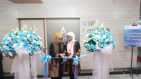 CEO RS MMC dr. Isnindyarti, MKM (kiri) dan CEO AdMedika Dian Prambini (kanan) saat melakukan peresmian AdMedika VIP Executive Lounge di Rumah Sakit Metropolitan Medical Centre (RS MMC). Foto: Dok. Telkom