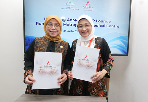 CEO RS MMC dr. Isnindyarti, MKM (kiri) dan CEO AdMedika Dian Prambini (kanan) saat peresmian AdMedika VIP Executive Lounge di Rumah Sakit Metropolitan Medical Centre (RS MMC). Foto: Dok. Telkom