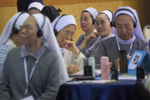 Sejumlah biarawati berdoa saat menghadiri kongres 900 pemimpin ordo religius perempuan di dunia di Roma, Senin (6/5/2025). Foto: Alessandra Tarantino/AP Photo
