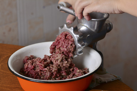 Ilustrasi penggilingan daging. Foto: Shutterstock