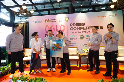 (Kiri ke kanan) SVP Group Sustainability & Corporate Communication Telkom Ahmad Reza, Seniman Erica, Direktur Utama Telkom Ririek Adriansyah, Gubernur DKI Jakarta Pramono Anung, Direktur Marketing Telkomsel Derrick Heng, dan Sekretaris Jenderal PB PASI Tigor Tanjung saat acara Press Conference Digiland 2025, di Jakarta, Senin (5/5). Foto: Dok. Telkom