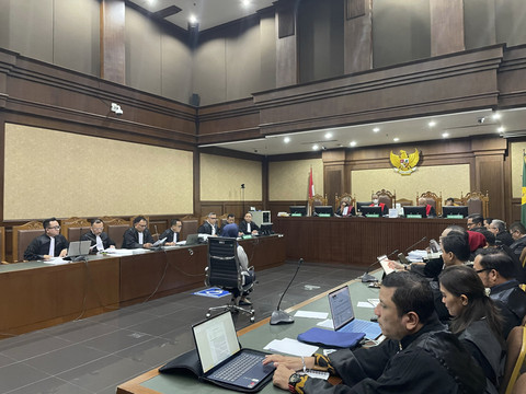 Eks anggota DPR RI fraksi PDIP Riezky Aprilia, menjadi saksi dalam sidang lanjutan kasus dugaan suap komisioner KPU dan dugaan perintangan penyidikan kasus Harun Masiku dengan terdakwa Hasto Kristiyanto, di Pengadilan Tipikor Jakarta, Rabu (7/5/2025) Foto: Fadhil Pramudya/kumparan
