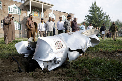Puing-puing logam berserakan di tanah di Wuyan, distrik Pulwama, Kashmir selatan, Rabu (7/5/2025). Foto: Sharafat Ali/REUTERS