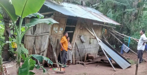 Mama Martina Bala (53), warga Kampung Magesayang, Dusun Wairbleler, Desa Hoder, Kecamatan Waigete, Kabupaten Sikka, NTT, hidup di gubuk reyot.  Foto: kumparan